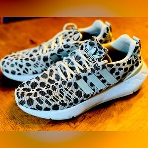 Adidas women’s running shoe size 8.5 in great condition, worn just a few times.